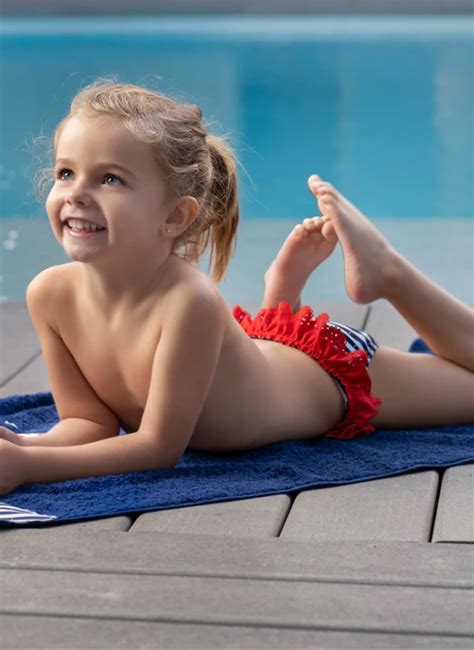 En gocco.es encontrarás el traje de baño perfecto para que tu hija sea la más mona en la playa o en la piscina. CULETÍN NIÑA MARINERO