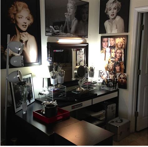 Marilyn always applied a small dot of red liner at the inner corner of the eye near the tear duct in order to brighten and whiten the eye. :)Makeup...My dream!!!!!! | Marilyn monroe bedroom ...