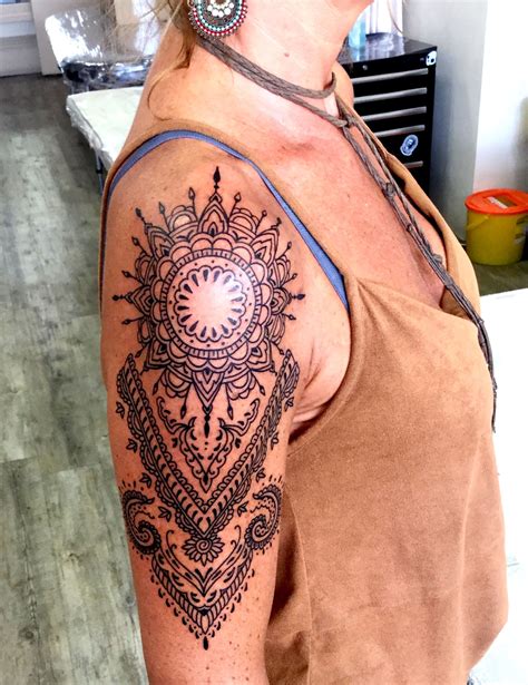 The paste, which dyes skin orange, red or brown. Black shoulder tattoo. Henna style. | Shoulder tattoo ...