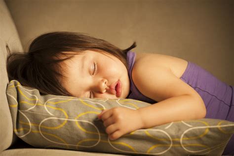 Tahu pentingnya tidur untuk kesehatan, tapi sayangnya beberapa orang mengalami kesulitan untuk memejamkan mata dan terlelap. 6 Cara Untuk Disiplinkan Anak Tidur Awal Sejak Kecil ...