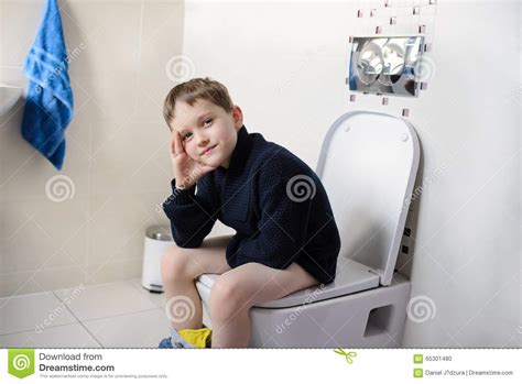 Wer mehrmals auf die toilette muss, fragt sich manchmal: Durchdachter Junge, Der Auf Der Toilette Sitzt Stockfoto ...