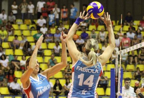 Atleta profissional de vôlei, catarinense, com passagens pela seleção brasileira e atualmente jogadora do vbc èpiù casalmaggiore Depois de Bia e Suelen dizerem não, Fabíola pede dispensa ...