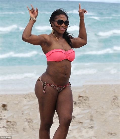 Daily mail, 08 февраля 2021. Serena Williams gets her beach wiggle on... but her tiny ...