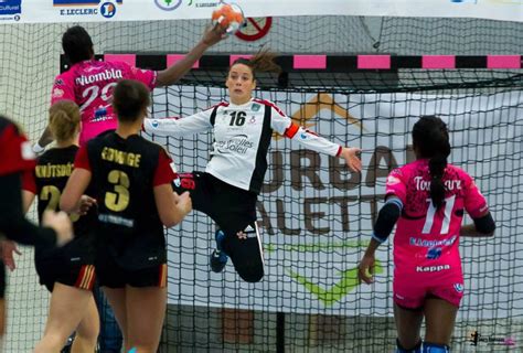 Cléopâtre darleux, handballeuse professionnelle au sein de l'ogc nice, et future gardienne du brest bretagne handball, devient ambassadrice de fitbit en france. Cléopâtre Darleux : "Vraiment contente de rejouer" | Ligue ...