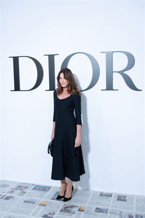 As she returns with a new album, the french chanteuse recalls the genius of the clash and henry james, plus encounters with balearic naturists. Carla Bruni - Dior Show at Paris Fashion Week 2020 (10 Photos)