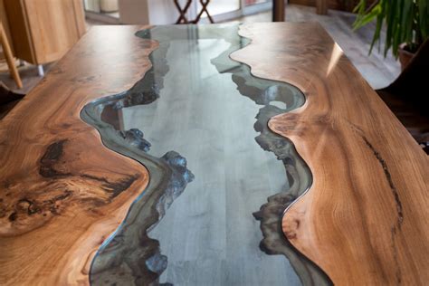 Il utilise des arbres de chantier ou morts, fendus ou creux, dont il aligne les bords pour imiter des rives. Table à manger : Gorges d'Alcantara - Heron Design