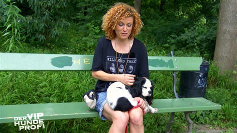 „er ist zwar anstrengend, aber (…) (lacht). Sängerin Lucy Diakovska muss lernen ihre Hündin Melly in ...