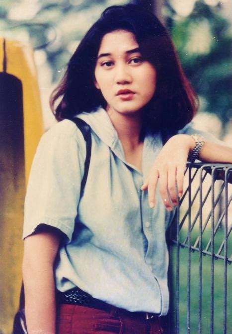 Nike ardilla juga menjadi salah satu trendsetter yang memperkenalkan model rambut belah tengah sebahu, gaya 15. Remembering Nike Ardilla 1975 - 1995 | horizon inspirasi