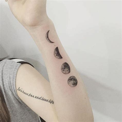 Dein wahres leben ruft dich… so trägt der vollmond einen väterlichen charakter, denn er möchte dich in deine für dich vorgesehene position führen, schließlich ist es an. 75 Mond Tattoos: Neumond, Vollmond und Mondsichel