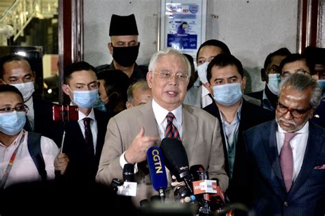 Former malaysian prime minister najib razak has been sentenced to serve 12 years in jail after a former malaysian prime minister najib razak was on tuesday (jul 28) found guilty of all seven. Mantan PM Malaysia Najib Razak Dijatuhi Hukuman 12 Tahun ...