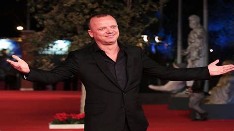 Gigi d'alessio nasce a napoli il 24 febbraio, ultimo di tre figli. Gigi D'Alessio cuore d'oro, il gesto del cantante commuove ...