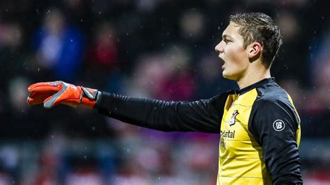 Ajax heeft woensdagavond de koppositie gepakt in en tegen fc emmen. 'FC Emmen-keeper Scherpen informeel rond met Ajax' | RTL ...