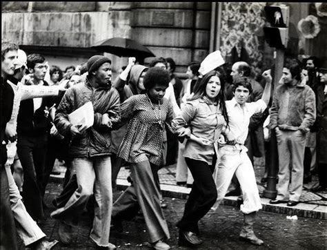 From wikimedia commons, the free media repository. Revolução dos Cravos, 25 de Abril de 1974 | Revolução de ...