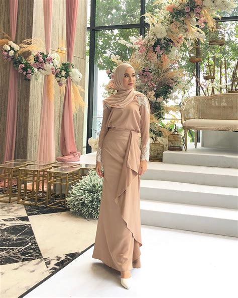 Trend terkini baju gamis modern wanita indonesia meliputi corak warna yang terang seperti cream, biru, merah muda, ungu dan hitam, hingga ada juga gamis motif batik. Bridesmaid baju kurung by @merahjambu.my and shawl by ...