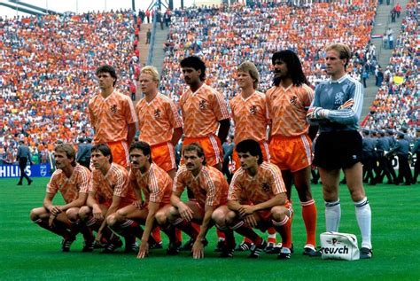 Ontvangst nederlands elftal op paleis huis ten na 1988; Nike Nederlands elftal shirts waarin een EK is gespeeld ...