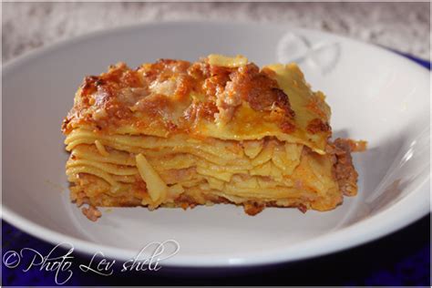 Tomato may be added but that is not the traditional way to make it. Primi: Lasagne con zucca e salsiccia su ....Temptations....
