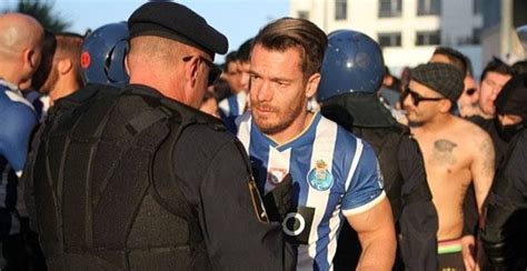 O 'apanhados do cateta' resolveu brincar com fernando madureira e teve como cúmplices alguns elementos da claque azul e branca da qual 'macaco' é o líder. Líder de los ultras del FC Porto visitó la taberna del ...