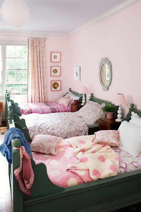 When you look out for the best bedroom ideas, buy some well cushioned and comfortable furniture for sitting. 12 Fun and Feminine Bedroom Decorating Ideas for Girls in ...