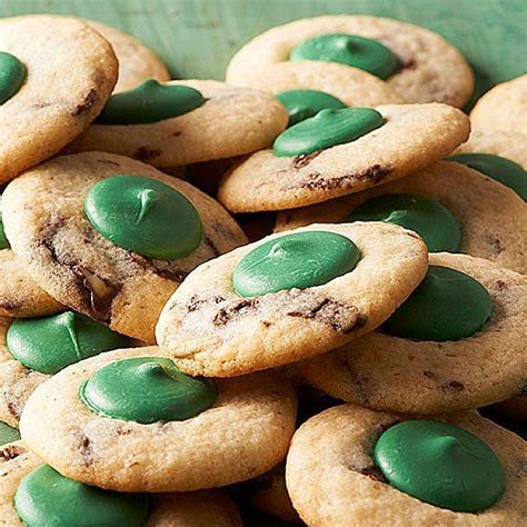 Most of these cookie recipes are perfect for cookie exchange parties, cookie baskets for neighbors, friends or clients or even better, for you to start your own traditions with your families. 42 Christmas Cookies You Can Bake Now and Freeze Until ...