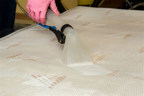 Auf der gesamten liegeseite der matratze wird eine staubfeine schicht natron auf die leicht angefeuchtete oberfläche aufgetragen. Matratze Reinigen