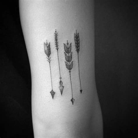 Erika si è specializzata nel campo dei tatuaggi artistici nel 1999 ed ha continuato ad aggiornarsi con corsi di micropigmentazione (ovvero trucco. tatuagem flecha feminina delicada em 2020 | Tatuagem de flecha, Tatuagem, Tatuagens