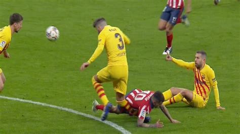 Cambio del atlético de madrid, salen yannick carrasco y ángel correa, entran thomas. Atlético de Madrid vs Barcelona: Barcelona fear the worst with Pique: He suffered a right knee ...