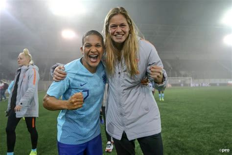 Anouk dekker is best known as a association football player. Dekker durfde niet meer te kijken na rode kaart