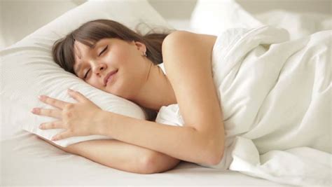 Ketidaktepatan pemakaian bantal tak hanya mengurangi kenyamanan tidur anda, tetapi juga berpotensi menyebabkan sakit leher, bahu, dan kepala. Bantal Tidur Seperti Apa yang Paling Sehat dan Nyaman?