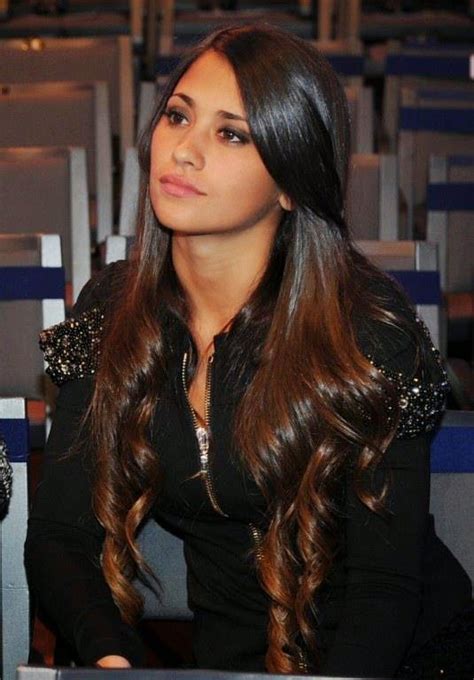 Currently, she is about to run her own footwear brand. penetrating beauty: Antonella Roccuzzo