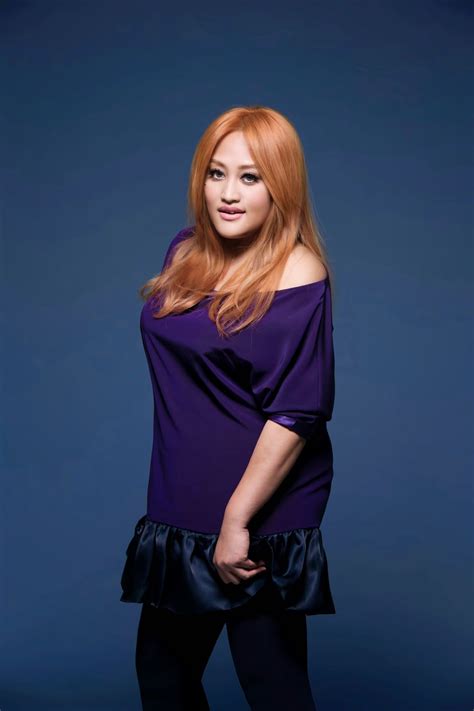 Volume 2, page 930, character 15. 瑪莎為家家獻出第一次 逼出發燒級美聲 - WoWoNews