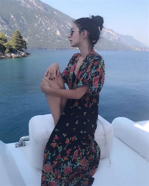 Biz de ünlü oyuncunun instagram'ını karıştırdık. Demet Özdemir panosundaki Pin