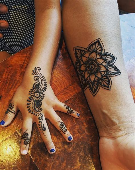 Chrissy teigen recently decided to get a tattoo in honor of her husband john legend, and her two children luna and miles. See Chrissy Teigen and John Legend Get Henna Tats With Luna - Hot Celebrity reviews