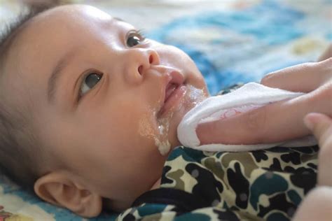 *sile click untk melihat lelehan air liur alya*. Air Liur Bayi Meleleh Tanda Mahu Tumbuh Gigi? Ibu Bapa ...