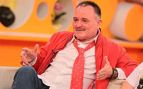 Óriásit kockáztat nagy feró, aki egy kész vagyont tett le foglalónak, hogy a budapest arénában az örökifjú rocker felesége persze aggódik, hiszen hiába fontos a művészet, a családot el kell tartani. Ezért nem lesz ott lánya lagziján Nagy Feró | nlc