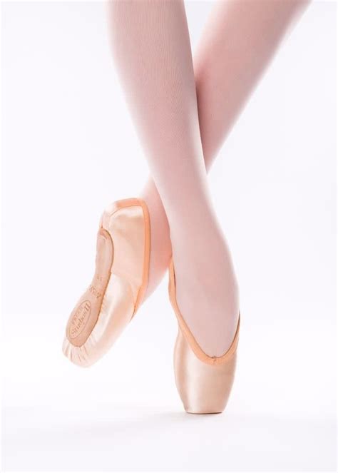 They were only lasting me a few hours but the fitter in the freed shop was adamant that my particular maker in a classic pro (xxx width) was the right shoe for me despite the fact that the maker was known to make a light shoe. Freed Studio Professional Pointe Shoe STUX - Danzar