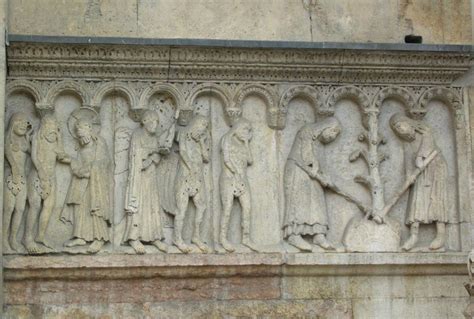 Due poderosi contrafforti dividono la facciata in tre parti. La facciata del Duomo di Modena è dominata dalla ...
