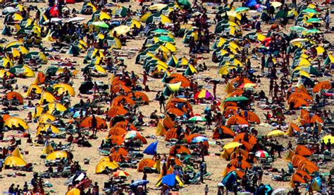 Succes voor de stakkers die daar mee eindigen. GeenStijl: GIGAPICA De Grote Strand Special