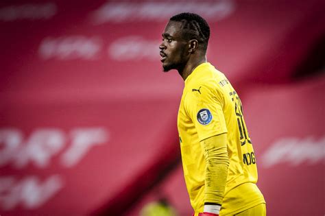 Yvon mvogo signs a new contract and moves on loan to psv eindhoven. In de wandelgangen: Yvon Mvogo kan PSV plots gaan verlaten