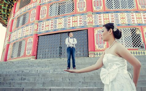 Mama memakai daster yang panjang ke lutut namun bagian atasnya merupakan gaun berleher rendah dengan tali untuk beberapa saat ujung penisku tidak berhasil masuk lubang kecil itu, lalu plop! 18 Konsep Foto Pre Wedding Unik dan Kreatif