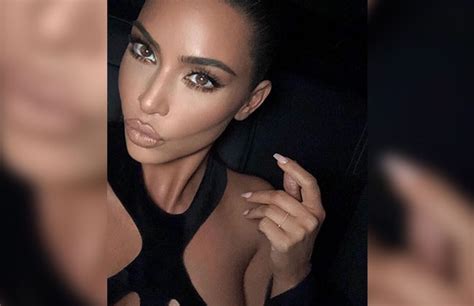 Kim kardashian showcased her famous curves in a skintight black bodysuit from her skims shapewear line in a series of new photos on thursday. Doch nicht perfekt: Kim Kardashian zeigt sich komplett ...