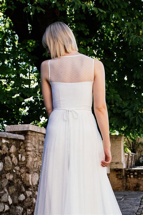 Oder du bist auf eine hochzeit eingeladen. Schönes Brautkleid mit Punkten - Schlicht und besonders ...