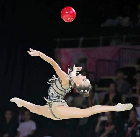 В центре — лина ашрам из израиля. 2019 Aeon Cup Rhythmic Gymnastics Club Championships : ジーナ ...