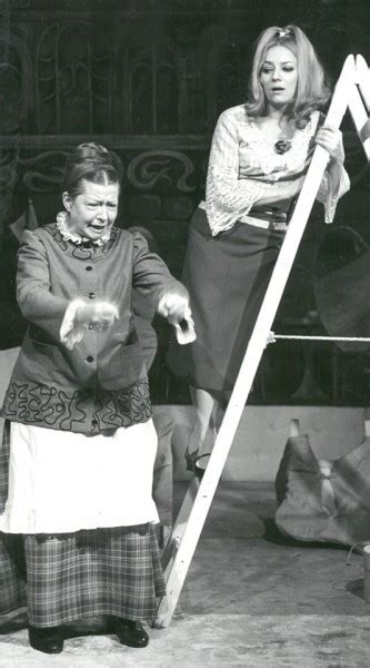 Obsada aktorska (dyrektorka polskiego domu dziecka). Teatr Powszechny w Łodzi