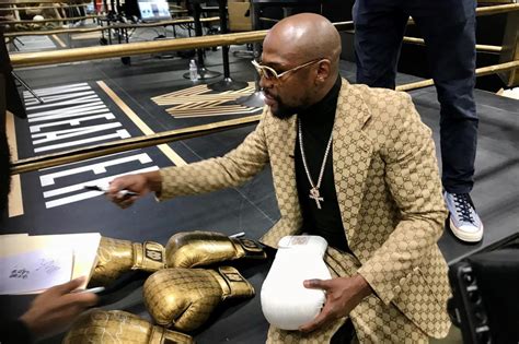 Floyd mayweather)‏ ولد 24 شباط 1977 م في ميشيغان، الولايات المتحدة، هو ملاكم أمريكي محترف يصنف ضمن فئة وزن خفيف. الملاكم فلويد مايويذر مهتم بشراء نيوكاسل يونايتد الذي "لا ...