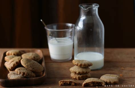 La ricetta per realizzare dei semplici biscotti arricchiti di uva sultanina, con un risultato rustico. Meri in cucina - Meri in cucina