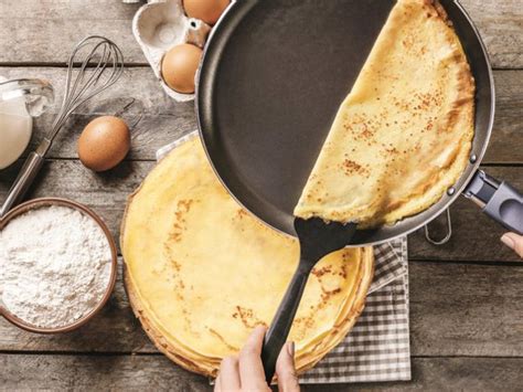 Pertama, siapkan teflon bundar atau penggoreng khusus crepes yang datar (small. Resep Crepes Renyah Teflon - 1 butir telur, 5 sdm gula ...