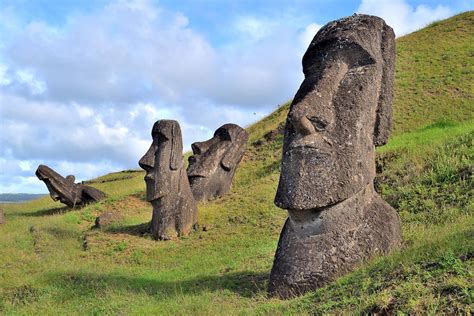 The email, which made the rounds in may 2012, contained photos of a startling excavation. Moais and More: All About Easter Island | BeLatina