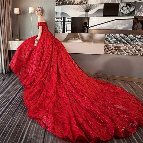 Tea length adalah gaun yang memiliki banyak keliman dan panjangnya di atas mata kaki tidak. 5 Inspirasi Gaun Pengantin Merah yang Bisa Kamu Gunakan ...