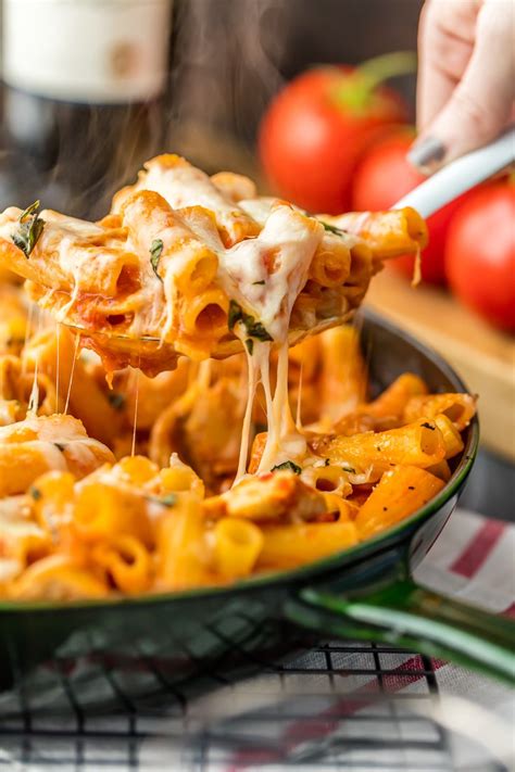 E pan chicken carbonara with penne pasta. Chicken Parmesan Pasta Skillet #Recipe - My Favorite Recipes