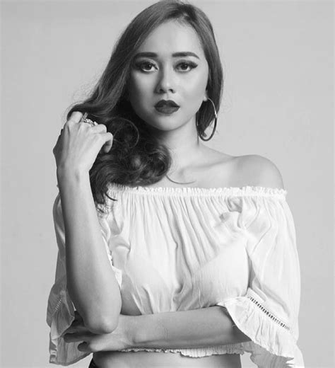 She started her career as a finalist for miss indonesia 2007, representing the lampung province. Aura Kasih - Aura Kasih Mari Bercinta Karaoke - YouTube ...